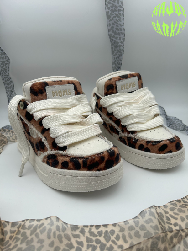 Sneakers mit Leopardenmuster und Doppelzunge