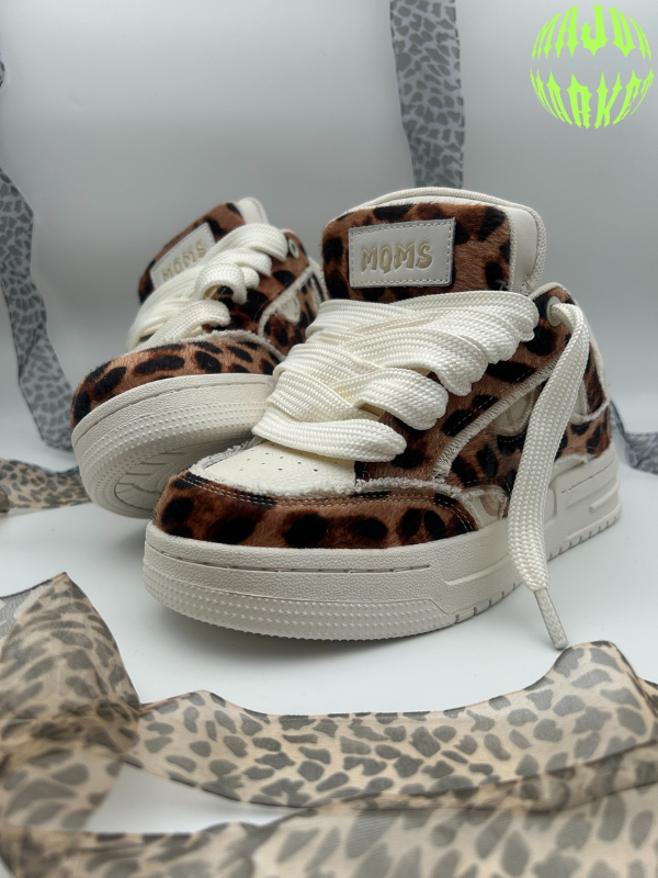 Sneakers mit Leopardenmuster und Doppelzunge