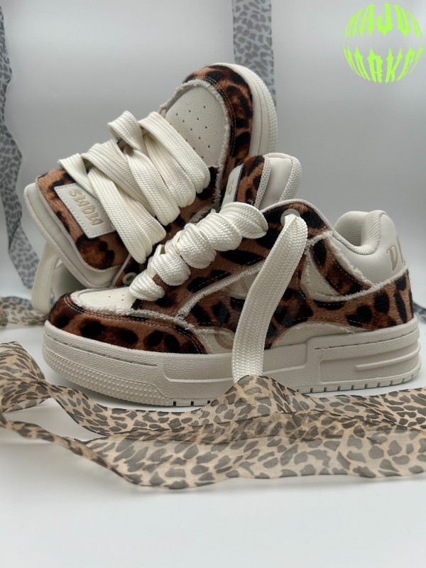 Sneakers mit Leopardenmuster und Doppelzunge