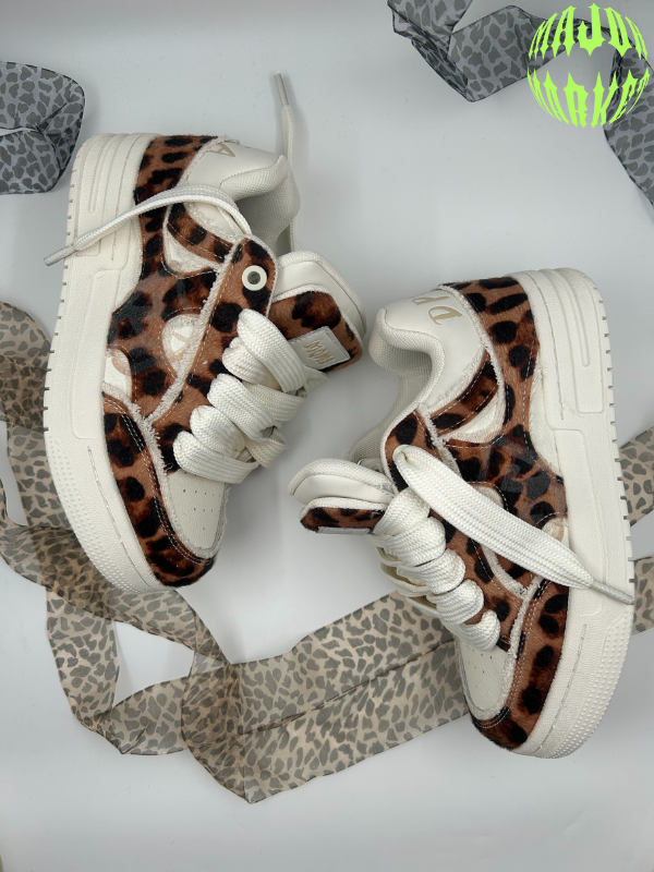 Sneakers mit Leopardenmuster und Doppelzunge