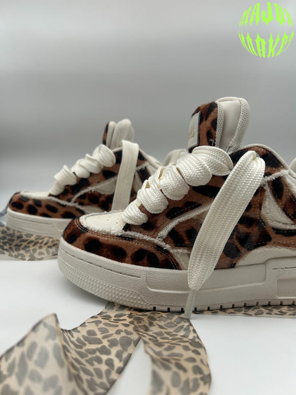 Sneakers mit Leopardenmuster und Doppelzunge