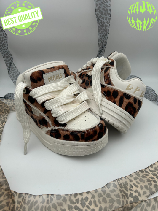 Sneakers mit Leopardenmuster und Doppelzunge